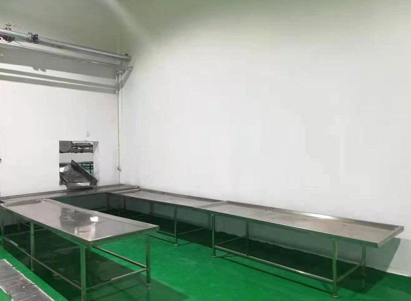 Рабочий стол для сортировки субпродуктов